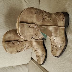 Tan woman's cowboy boots size 8.5